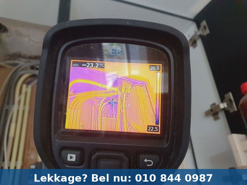 Detail opname van de lekkagelocatie - casus-meterkast-rotterdam-polsingel